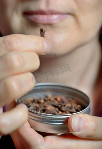 女人嚼干丁香香料清新口气