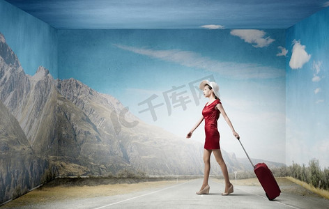 穿红衣服的女人。年轻女子在红色礼服与红色行李