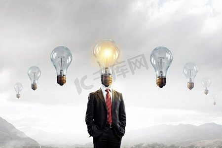 头脑聪明的人。用灯泡代替头部展示想法概念的商人