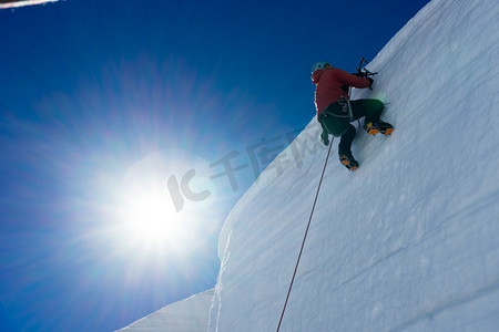 登山运动。人类攀登冰川的低角视角