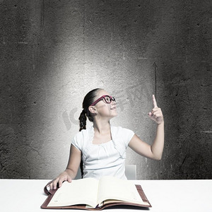 女孩读书学校漂亮的女孩在红色眼镜阅读书