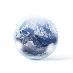 雪山在玻璃球里。一个透明的玻璃球，里面有高高的雪山。