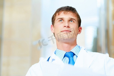 友善的男医生。友好的男医生在医院微笑的肖像