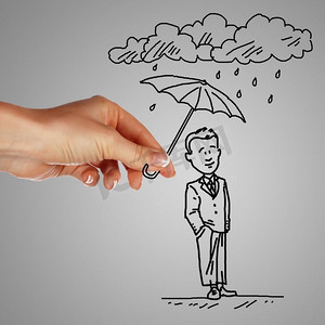 一名男子站在雨下，撑着雨伞。雨中男子撑着伞