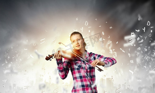 女孩拉小提琴年轻漂亮的女孩在休闲演奏小提琴