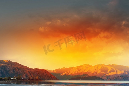 春天田野阳光摄影照片_雄伟的山湖。山湖田野的美丽自然景观