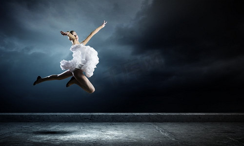 芭蕾舞女孩年轻的女孩舞蹈家跳跃高在天空