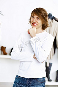 一位穿着白色毛衣的年轻人在购物