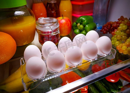 淘宝冰箱电器摄影照片_鸡蛋在一个架子上打开冰箱