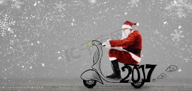 滑板车上的圣诞老人。圣诞节或新年骑滑板车的圣诞老人雪白的灰色背景