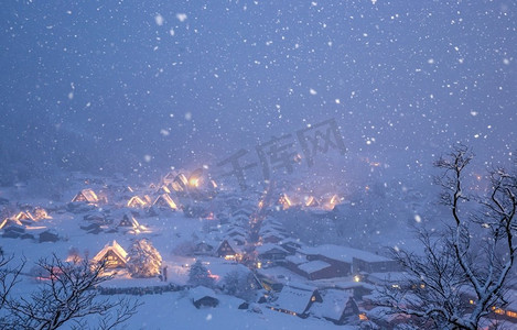 健康明眸照亮未来摄影照片_白川方明降雪照亮岐阜市中部降雪日本