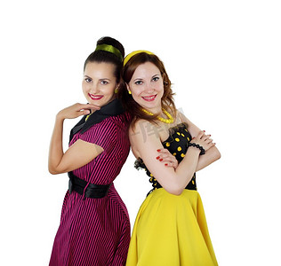 两个时髦的年轻女子在明亮的颜色连衣裙