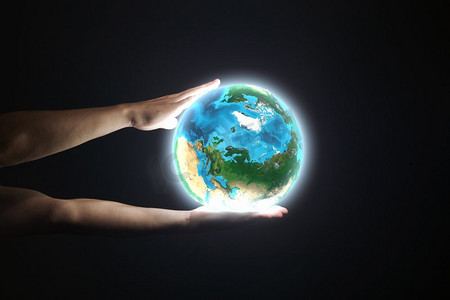 我们的地球。人类手握地球星球的特写。这张图片的要素由美国宇航局提供