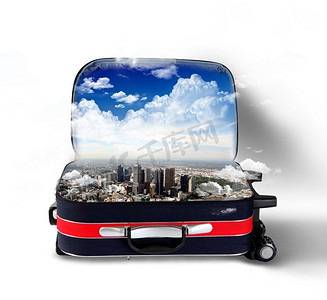 行李箱红色摄影照片_红色手提箱与城市的地平线和蓝天内
