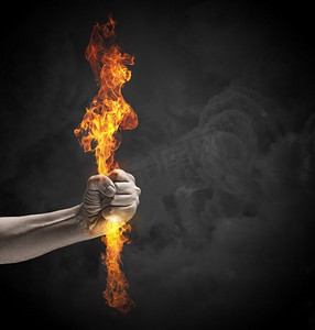 燃烧古代摄影照片_手中有火。近摄人的手举行火火焰