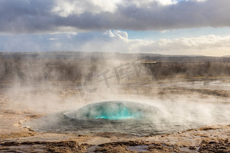 冰岛黄金圈的Strokkur间歇泉喷发。