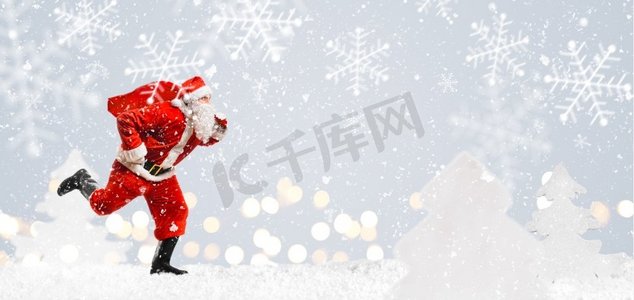 圣诞送货高峰。圣诞老人带着装满礼物的礼包在雪地上奔跑着迎接新年或圣诞节的送货高峰