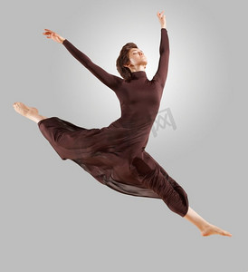 霹雳火秦明摄影照片_女孩跳舞在一个黑暗的礼服与灰色背景。隔离