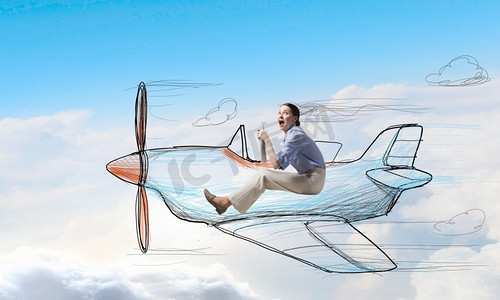 坐在飞机上的女人。年轻滑稽的女人在拉着飞机在空中飞行