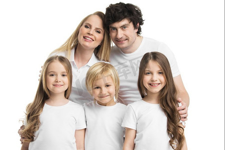 有孩子的家庭肖像。画室里一家人穿着白衣服，三个孩子隔绝在白色背景上