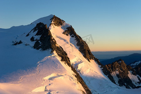 雪山。山景观与雪和清澈的蓝天