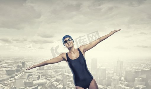 女游泳运动员。青年女子游泳比赛起跑姿势