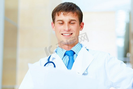 友善的男医生。友好的男医生在医院微笑的肖像