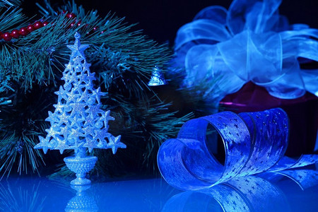圣诞装饰。美丽的圣诞装饰品的圣诞树