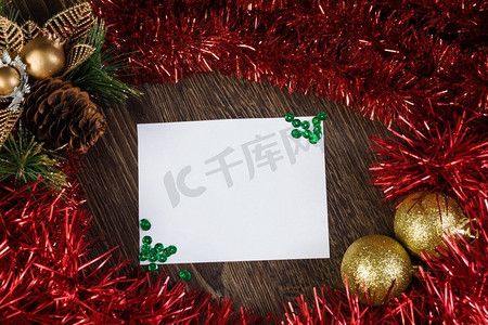 圣诞贺卡。有装饰球和金属饰品的圣诞卡。文本的位置