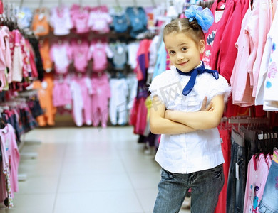 一名年轻女子在购物和挑选衣服