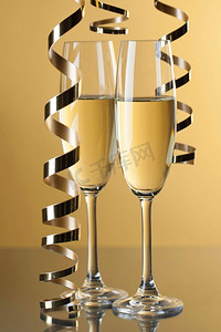两个香槟酒杯。两个香槟酒杯和卷曲丝带派对概念