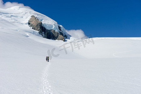 新西兰人们走在新西兰山区的雪中