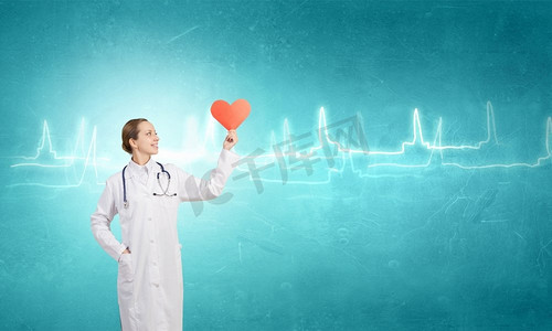 专业护理您的心脏。带有红心标志的迷人医护人员