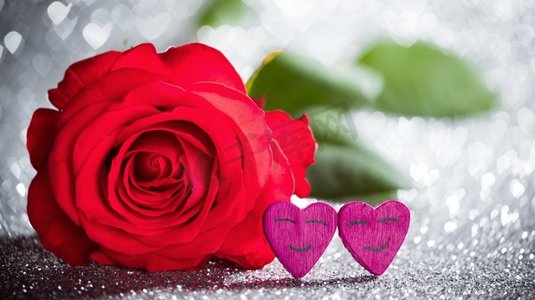 金克丝ins摄影照片_玫瑰和红心。玫瑰色和心形的银色发光的波克心形背景为情人节