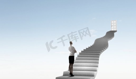 女商人走上楼梯，在天空中挨家挨户地走。通向成功之路