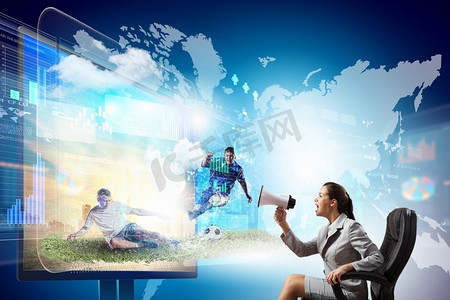 3.三维技术。情绪激动的女子在3D电视上观看足球比赛