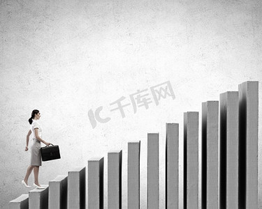 在职业阶梯上往上爬。年轻女商人走上楼梯代表成功理念
