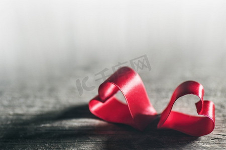 二月二摄影照片_木质背景上的两个红丝带心形，情人节概念