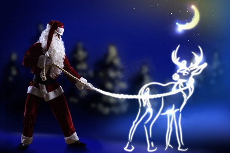 鹿卡通鹿摄影照片_圣诞老人圣诞老人看着鹿的神奇形象