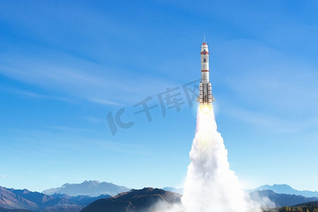 东风导弹摄影照片_火箭太空船。军用导弹在蓝天高飞