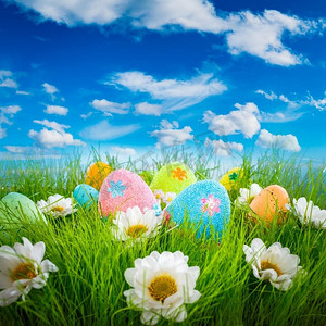 蓝天背景下草地上装饰的复活节彩蛋