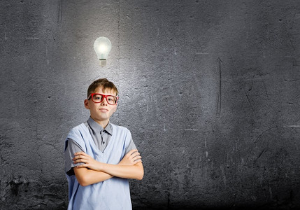 小天才。学龄儿童戴眼镜。理念概念