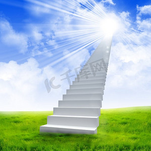 白色梯子在绿草的衬托下延伸到明亮的天空。通向天堂之路的象征