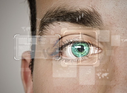 眼睛的识别。男性眼睛被扫描以识别的特写