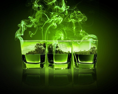 三杯绿色苦艾酒。三杯带有自然插图的绿色苦艾酒