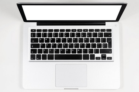 现代笔记本电脑，俯视。现代笔记本电脑，白色桌面上有空白屏幕，可从上方观看