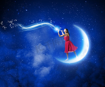 吹横笛的女人。年轻女子在红色衣服站在月亮和演奏横笛