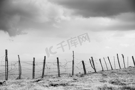 边境围栏摄影照片_崎岖的比利牛斯山脉中的击剑