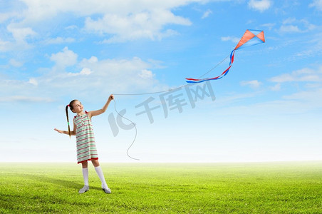 社团招新免费摄影照片_拿着风筝的女孩。小女孩在草地上放风筝的画面