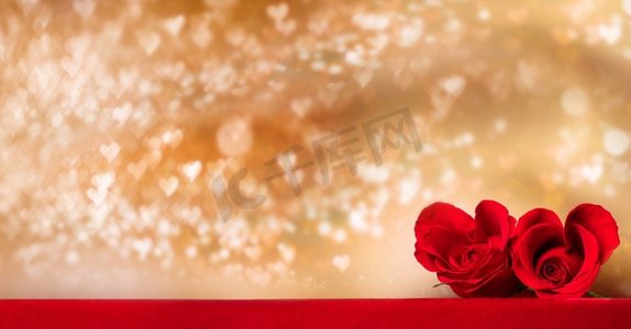 心形玫瑰。情人节，两朵心形红玫瑰，背景是闪闪发光的金色波克心形